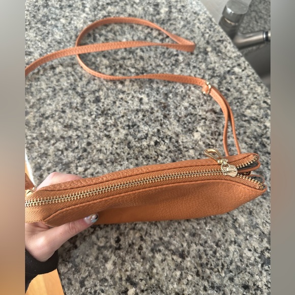Brown leather cross body purse with multiple pockets!! - Picture 2 of 8